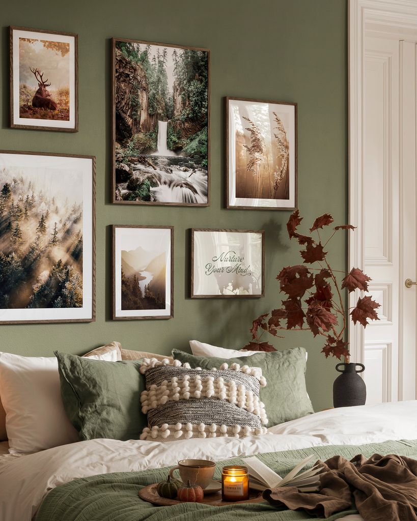 Pared de la cama decorada con composición de láminas