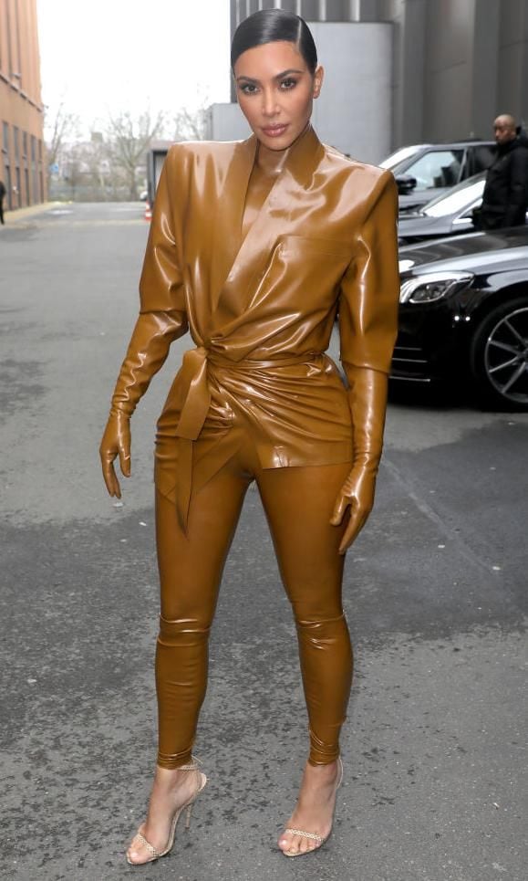 kim kardashian con atuendo de latex mostaza de balmain