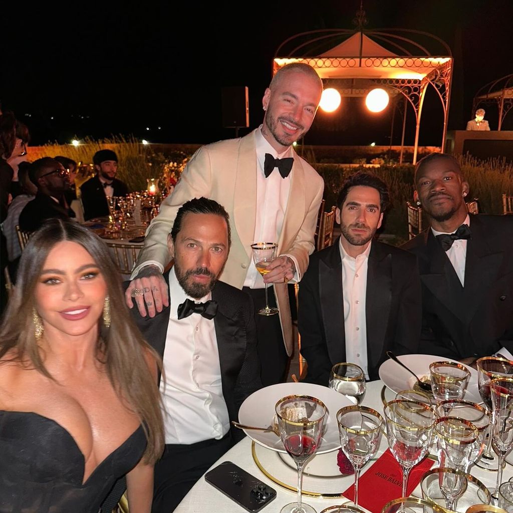 J Balvin celebró al lado de Sofía Vergara y otros amigos