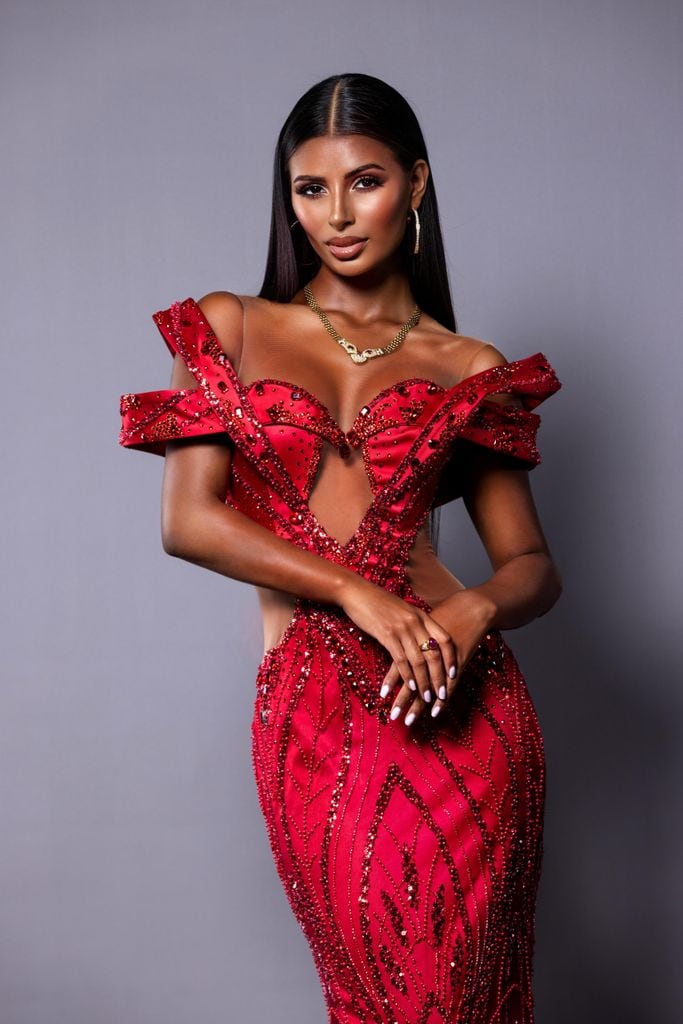 Plano medio de Michelle Jiménez posando para Miss Universe Spain