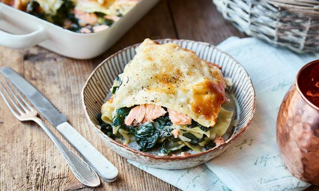 Lasaña de salmón con espinacas y bechamel