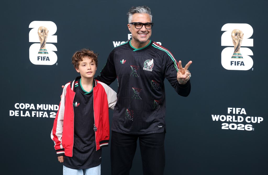 El actor Jaime Camil y su hijo en el Estadio Ciudad de México.