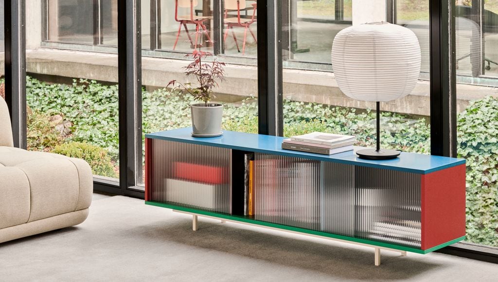 Mueble bajo con puertas de cristal