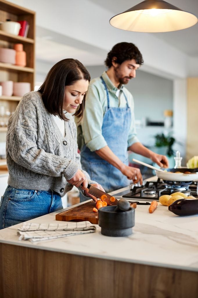 pareja cocinando