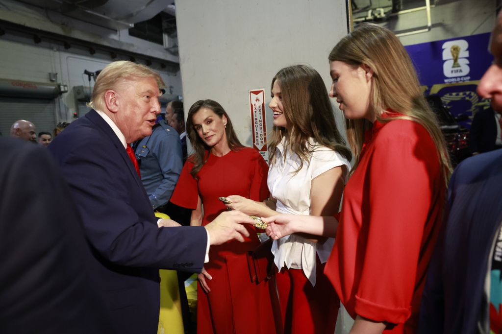 Donald Trump, saludando a la princesa Leonor y la infanta Sofía en presencia de la reina Letizia