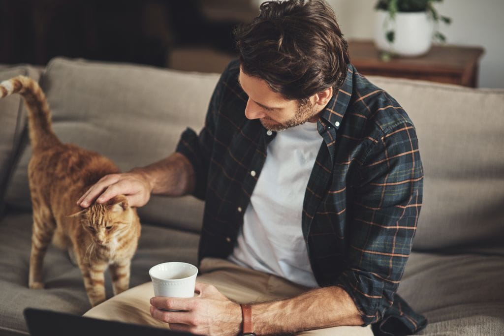 Hombre acariciando a su gato