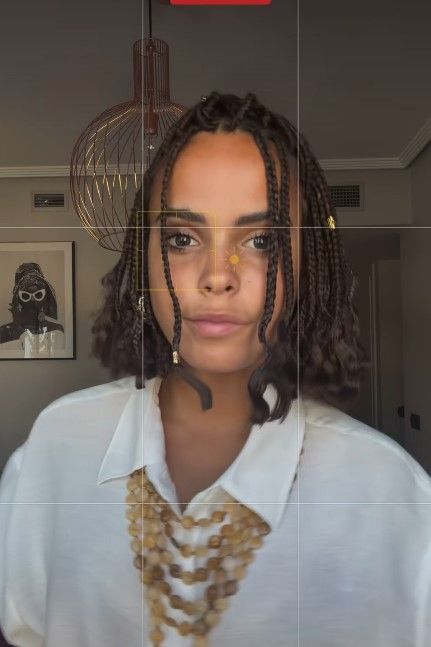 Una captura del vídeo que ha subido Gloria Camila y en el enseña su nuevo corte de pelo