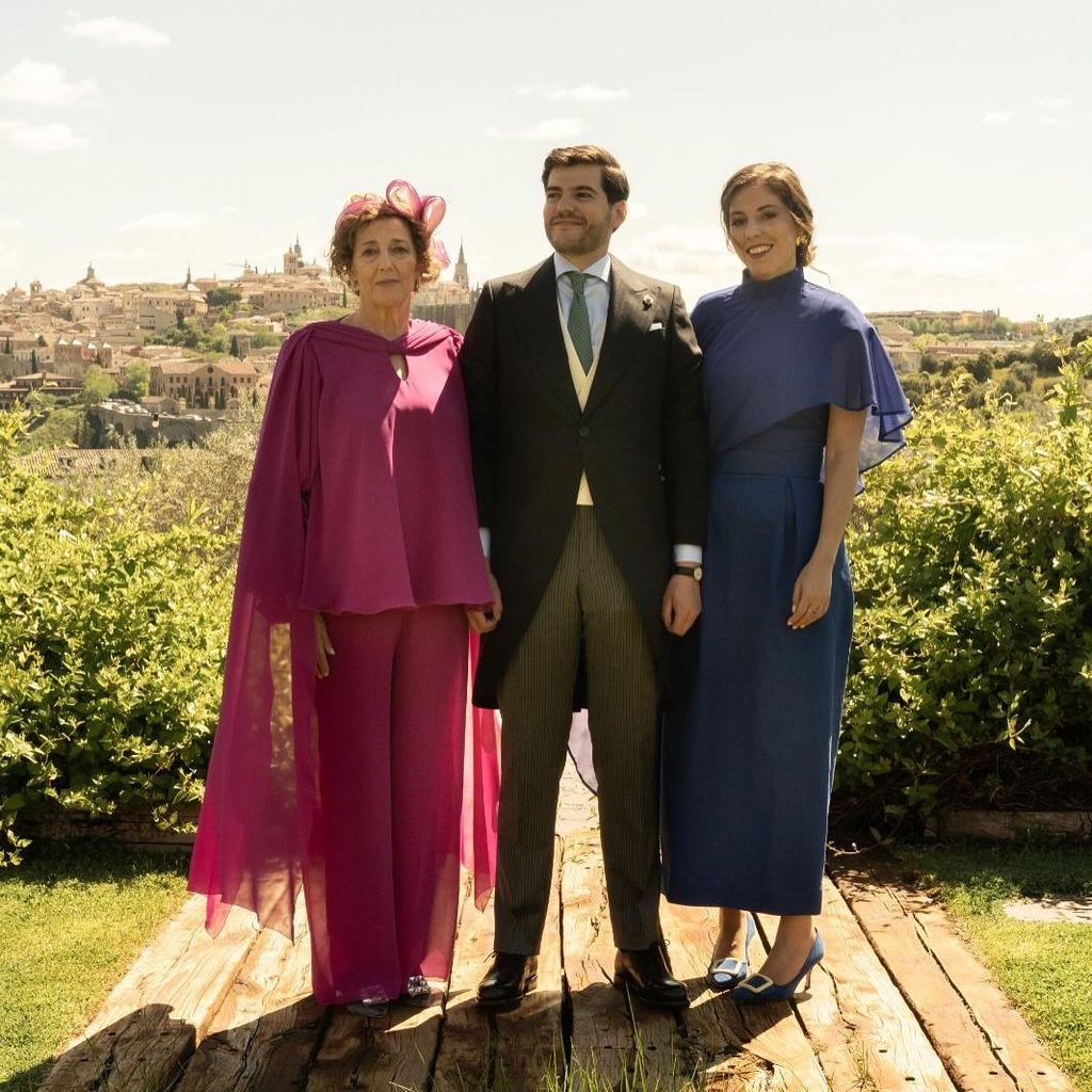Madrinas de boda con pantalón y capa
