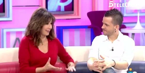 Mientras la presentadora graba la nueva edición de 'Pekín Express', su marido le toma el relevo en la televisión

 
