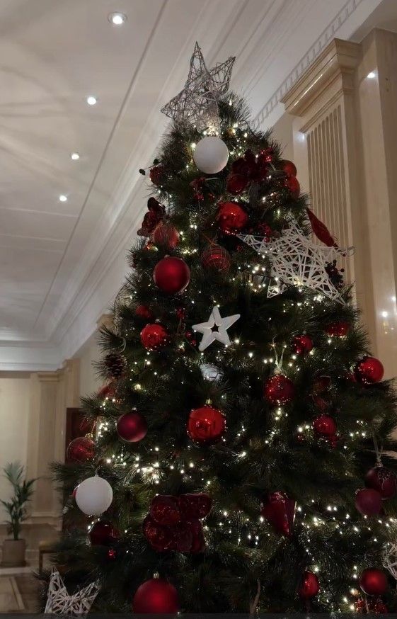 Impresionante abeto que decora el hall del Palacio de La Zarzuela