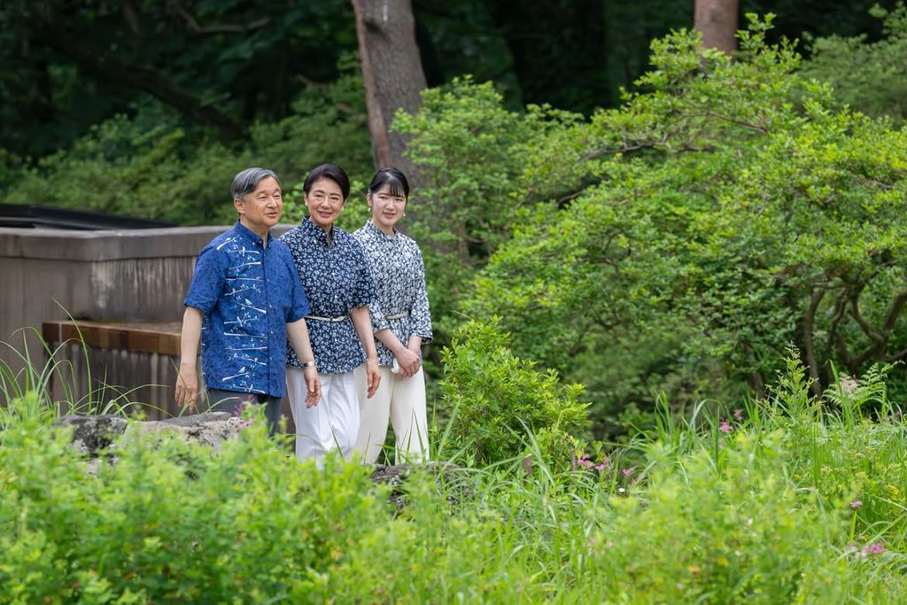 Los emperadores Naruhito y Masako, junto a su única hija, la princesa Aiko, reciben a la prensa en su tradicional retiro de verano