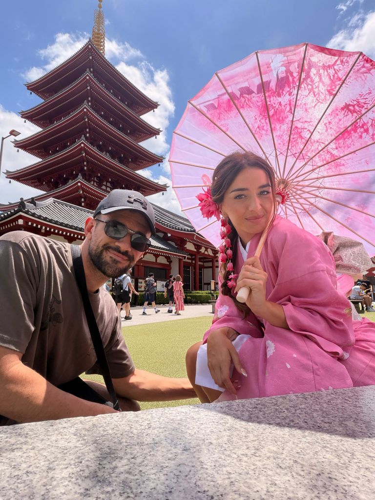 Lola índigo e IlloJuan posan junto a uno de los templos de Japón