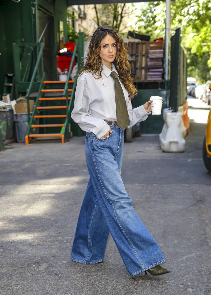 La actriz fue captada caminando por Nueva York con este atuendo casual, pero muy chic