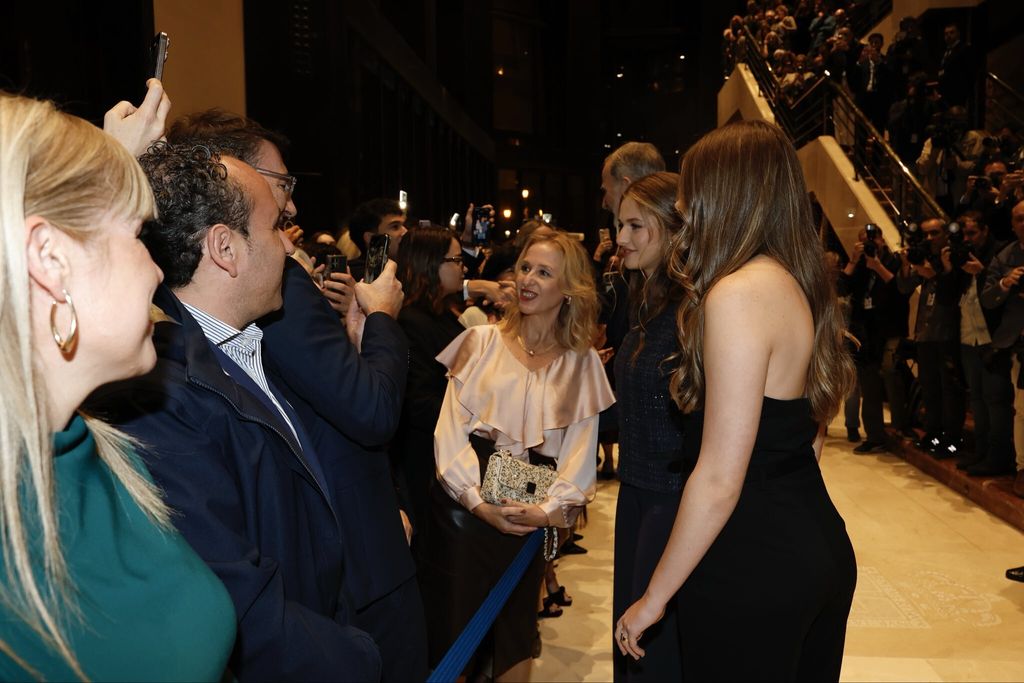 Los Reyes, la Princesa de Asturias y la Infanta Sofía tras el XXXIII Concierto de los Premios Princesa de Asturias en Oviedo