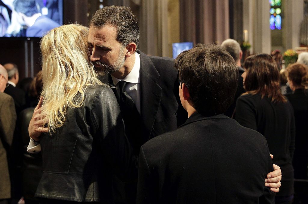 Felipe VI y la reina Letizia presidieron la misa en recuerdo de las víctimas del Germanwings en la Sagrada Familia, en Barcelona, terminado el servicio religioso los reyes tardaron una hora en salir del templo ya que quisieron hablar uno a uno con todos los familiares y amigos de las víctimas, para transmitirles el pésame de forma personal