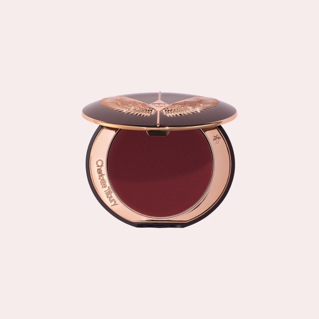 El equilibrio perfecto entre mate y luminosidad: Airbrush Flawless Blur Blush de Charlotte Tilbury (Tono Forbidden Cherry)