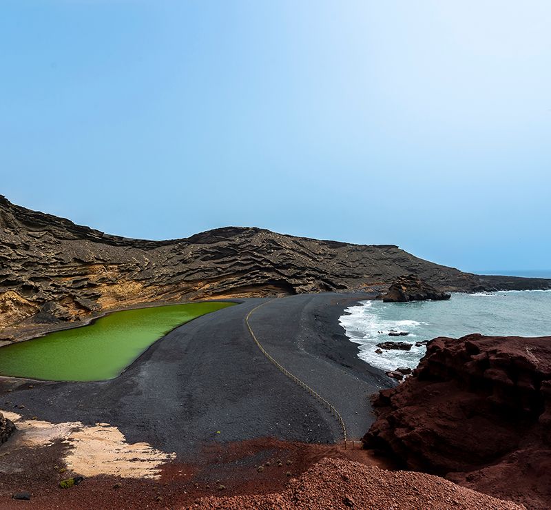 La zona de El Golfo es uno de los lugares más impactantes de la isla, famosa por su paisaje volcánico y su laguna verde única.