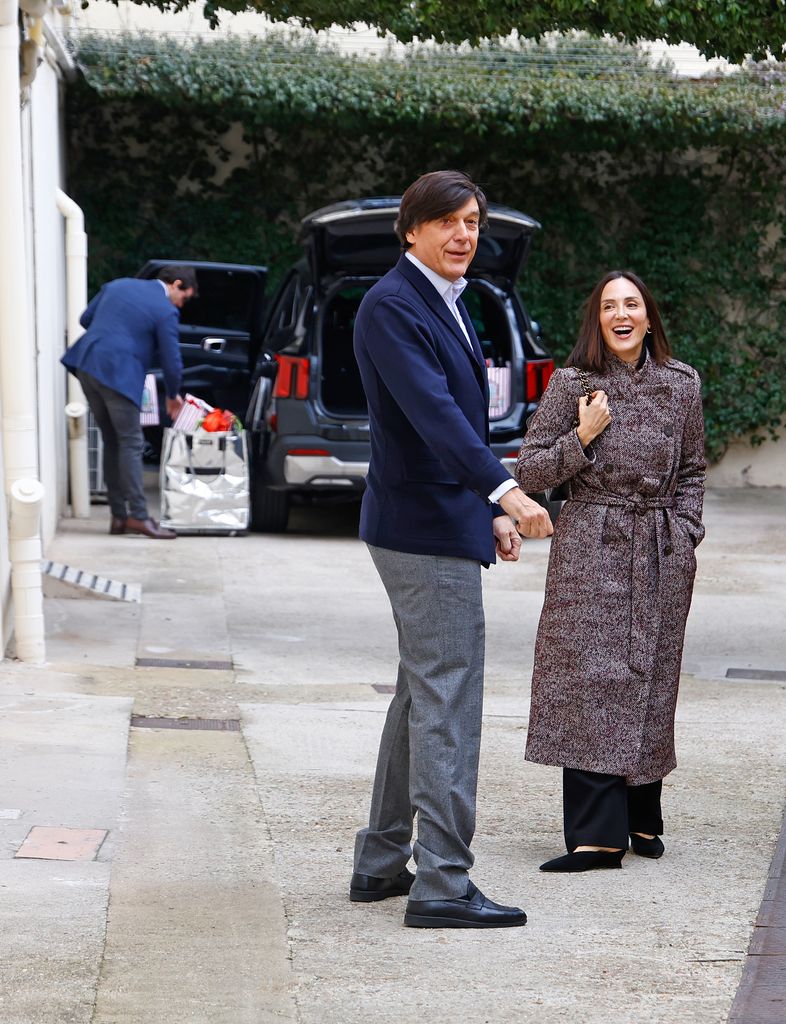 Tamara Falcó con su hermano Manuel regalan vino a la prensa a su llegada a la tradicional comida familia de Navidad 