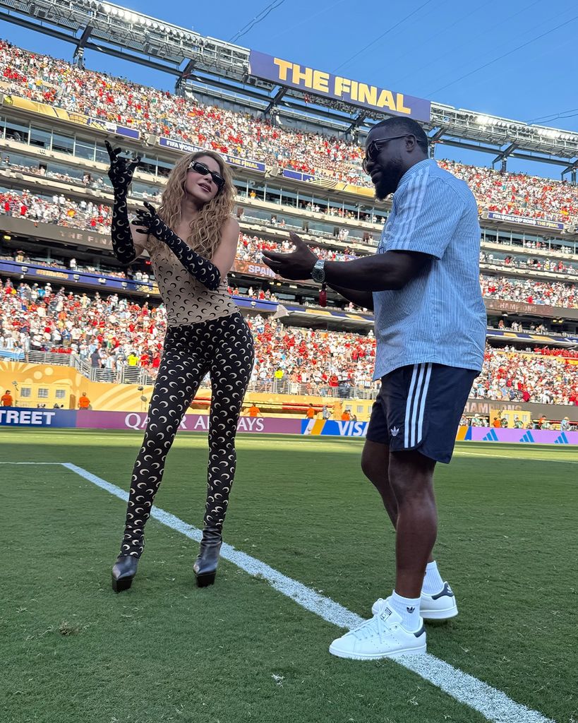 Shakira y Kevin Hart haciendo algunos pasos de baile.
