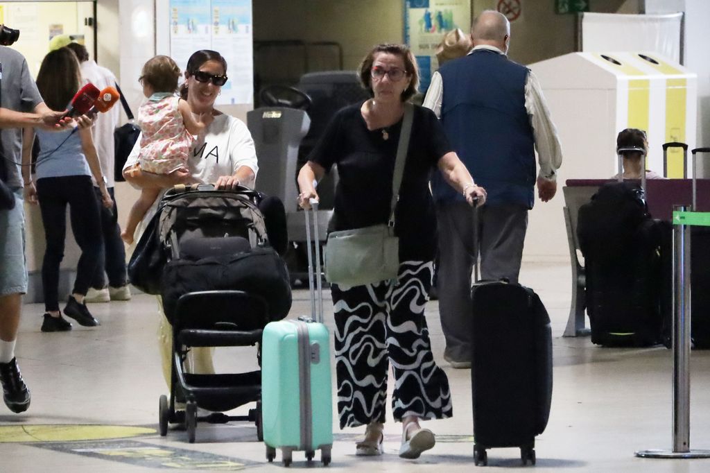 Anabel Pantoja junto a su hija Alma y su madre, Merchi, a su llegada al aeropuerto, a 02 de junio de 2026, en Sevilla (España).