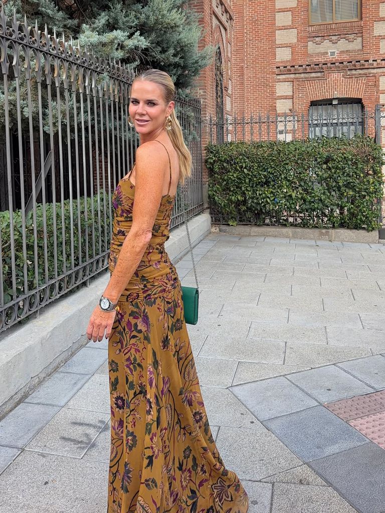 Amelia Bono con vestido de invitada en una boda de otoño en Madrid, 2026.