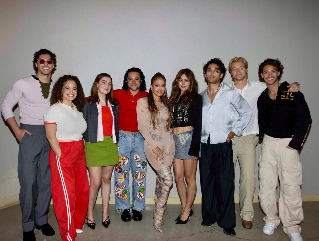 Jennifer Lopez con los actores de la serie 'Off Campus' en el 'Obsessed Fest' de Prime en Los Ángeles, California, 2026.