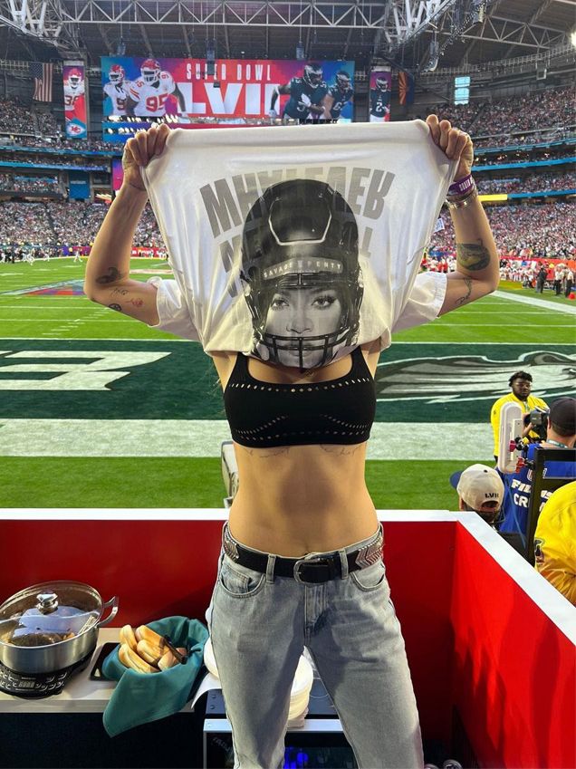 El gesto viral de Cara Delevingne en apoyo a Rihanna durante la Superbowl