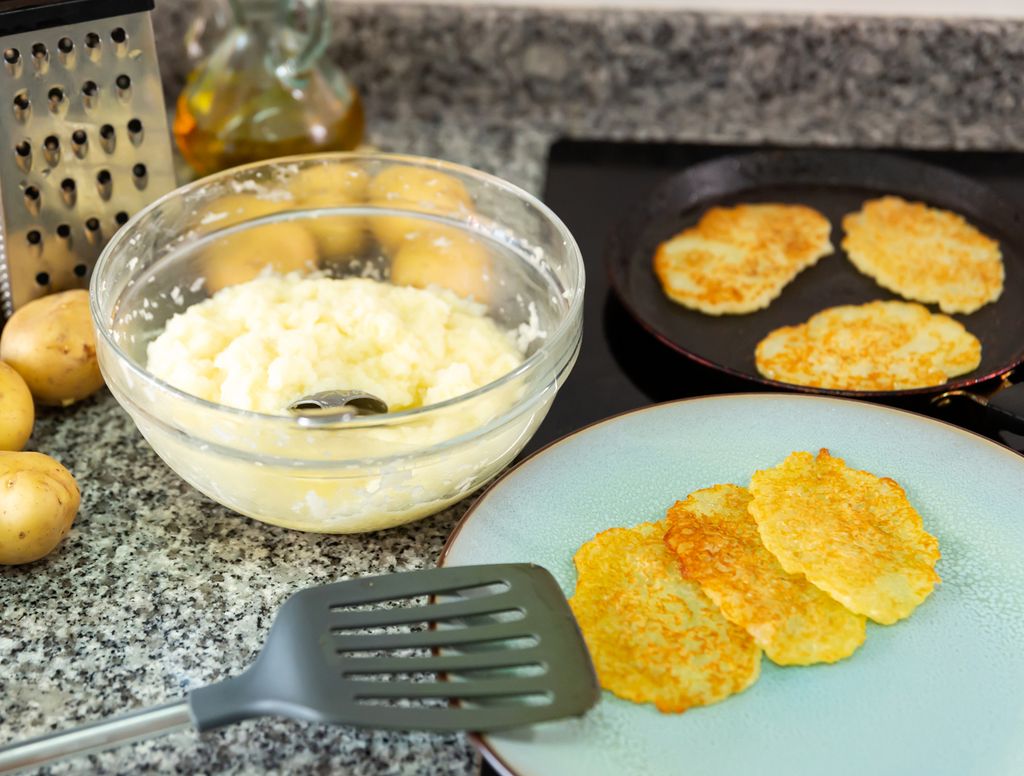 Haciendo tortitas de patata. 