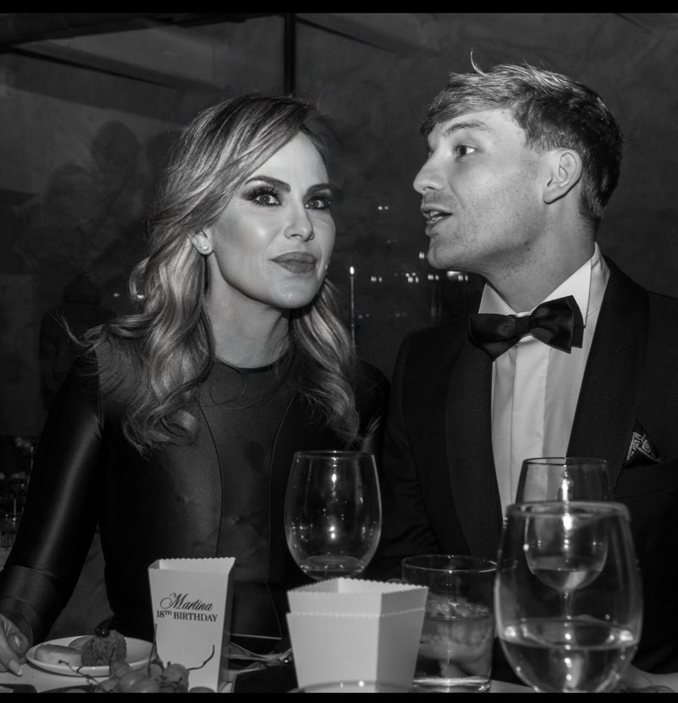 Madre e hijo en una foto compartida por ella para celebrar el 27 cumpleaños del joven