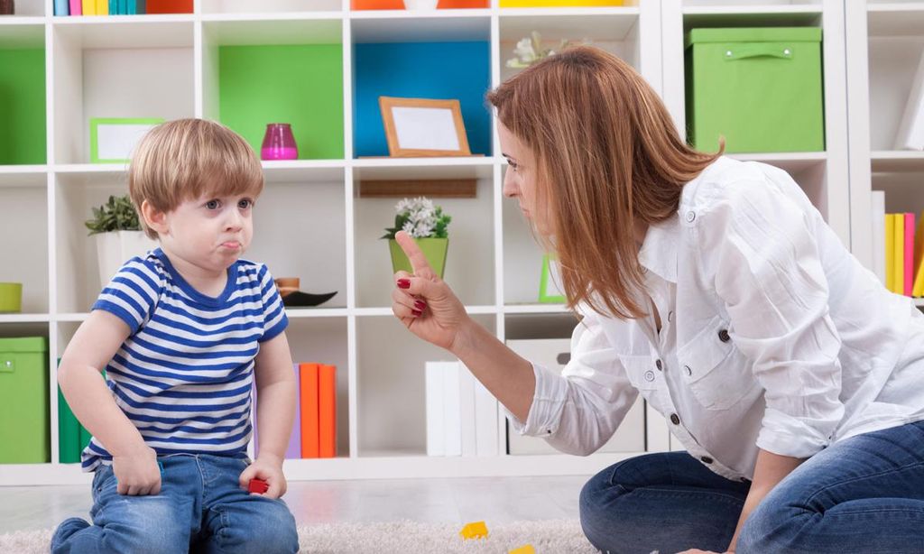 madre rega ando a su hijo