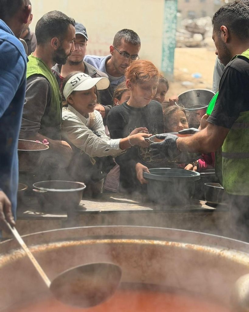 A través de su organización World Central Kitchen, el chef José Andrés ha ayudado a miles. Esta fotografía fue tomada en mayo pasado desde una de las cocinas humanitarias en Gaza.
