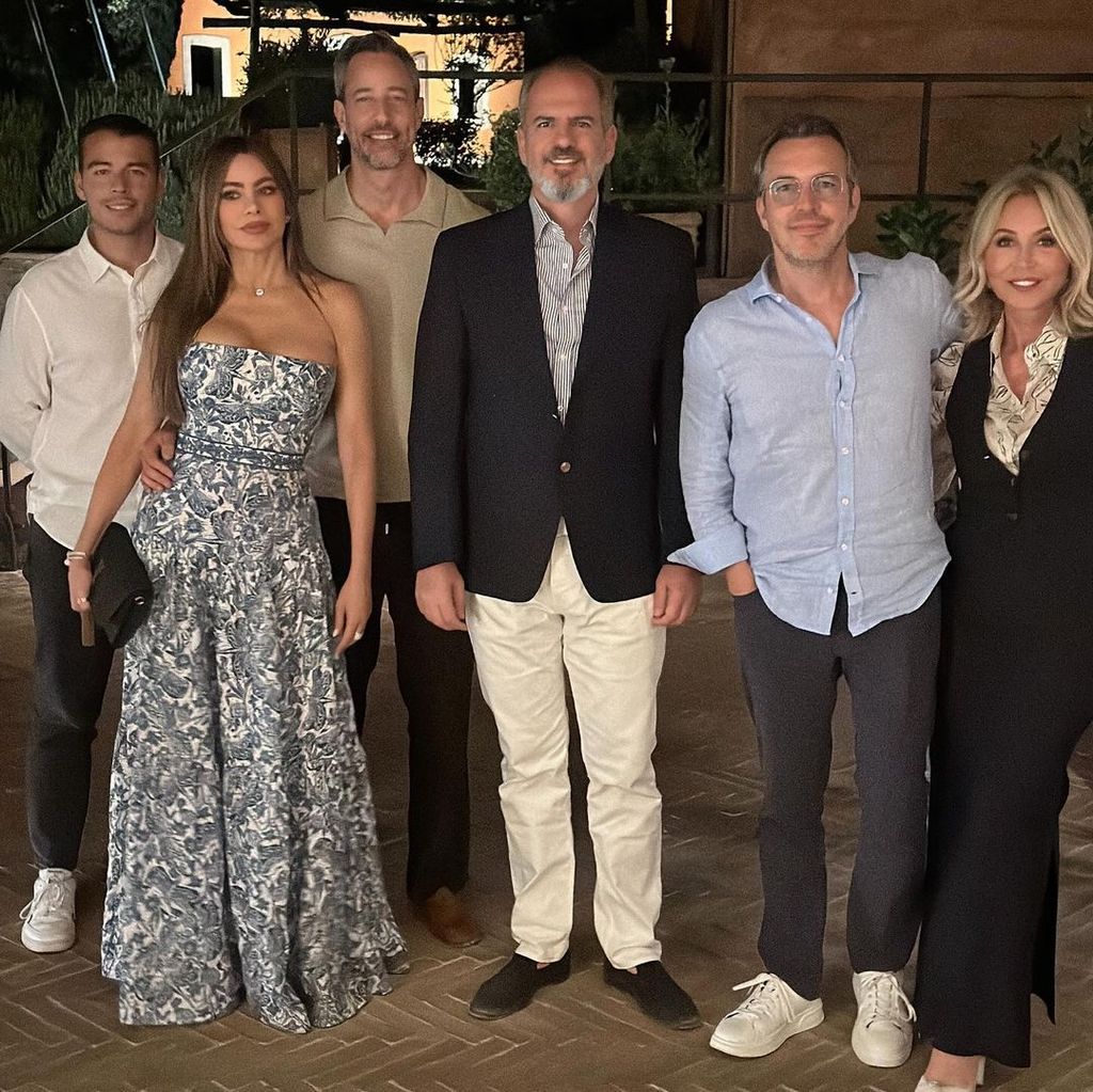 La actriz está disfrutando de Italia con su hijo, su novio y un divertido grupo de amigos
