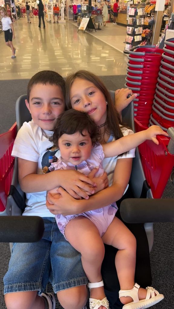 Saúl Adiel y María Fernanda provocaron ternura cargando juntos a su hermanita Eva Victoria.