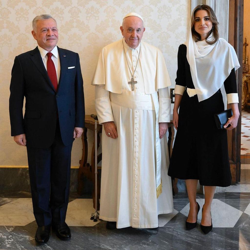 Reina Rania de Jordania con el rey Abdalá II y el Papa Francisco