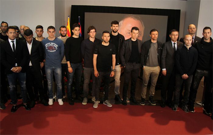La plantilla azulgrana, liderada por Luis Enrique, se acercó al estadio para rendir un homenaje a Johan Cruyff. El entrenador del equipo aseguró durante su visita, que el holandés deja un legado que el club continúa y que, ahora mismo, él y sus jugadores intentarán "seguir mejorando"
