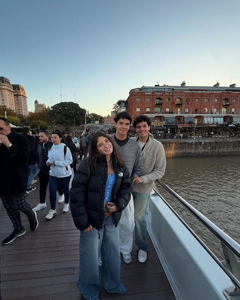 En la imagen, Roberto y Eduardo Santamarina con su hermana menor María.