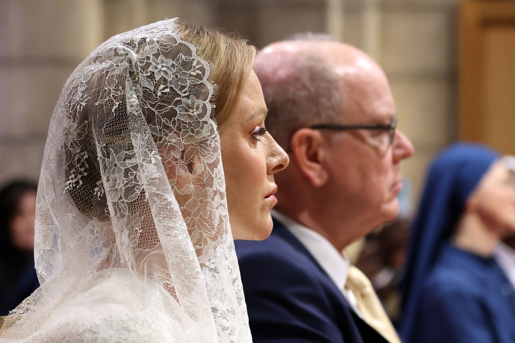 Primer plano de la mantilla de la princesa Charlene de Mónaco