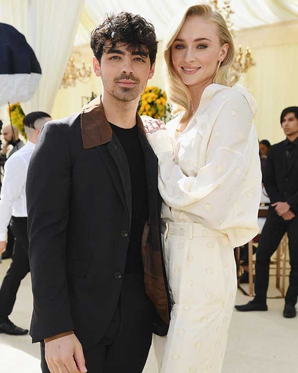 Sophie Turner y Priyanka Chopra coinciden con un pijama de Victoria Beckham