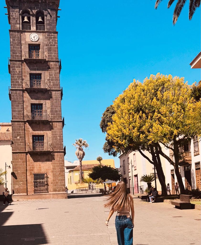 Kailey Levy fotografiada por su mamá frente a la Iglesia de la Concepción, en San Cristóbal de La Laguna, Tenerife.