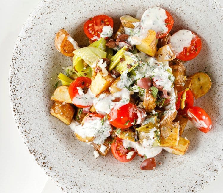 Ensalada mediterránea de patata y tomate con salsa 'tzatziki'
