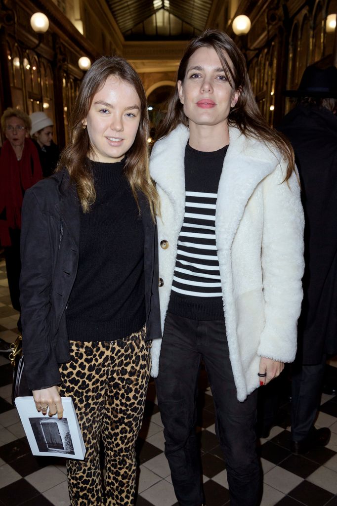 Plano medio de Carlota Casiraghi con Alexandra de Hannover en un evento de lectura