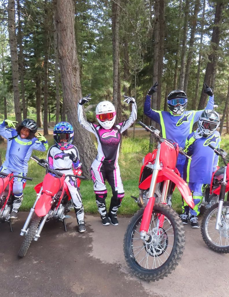 Al parecer, Kim Kardashian y Lewis Hamilton disfrutaron de una sesión de motocross con los hijos de ella.