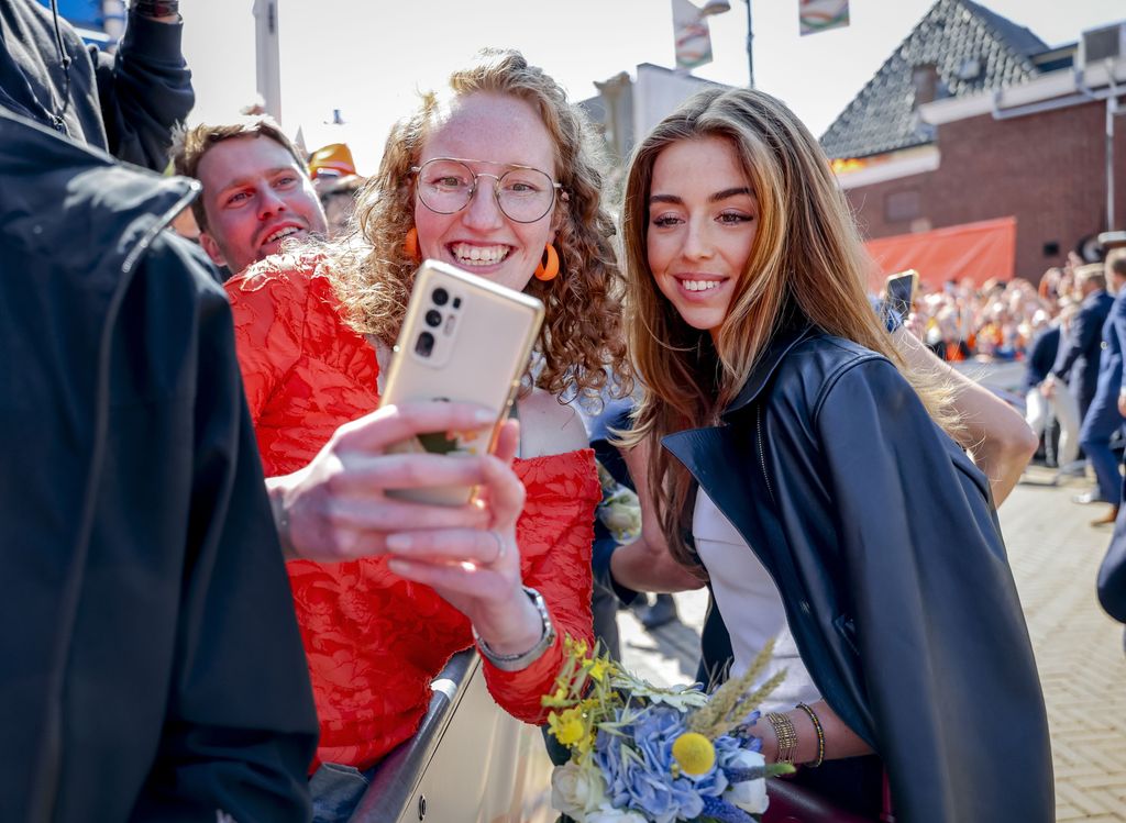 Reyes de Holanda junto a sus hijas