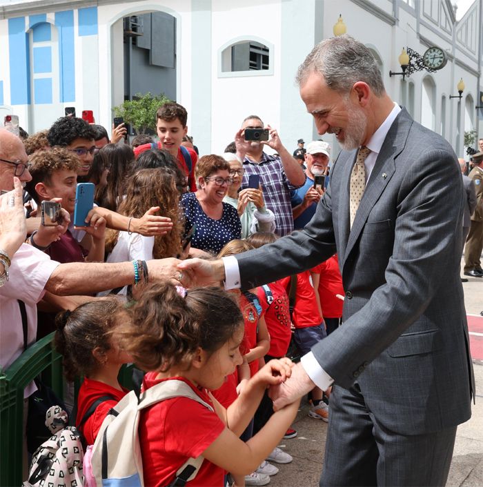 Una niña pellizca al rey Felipe