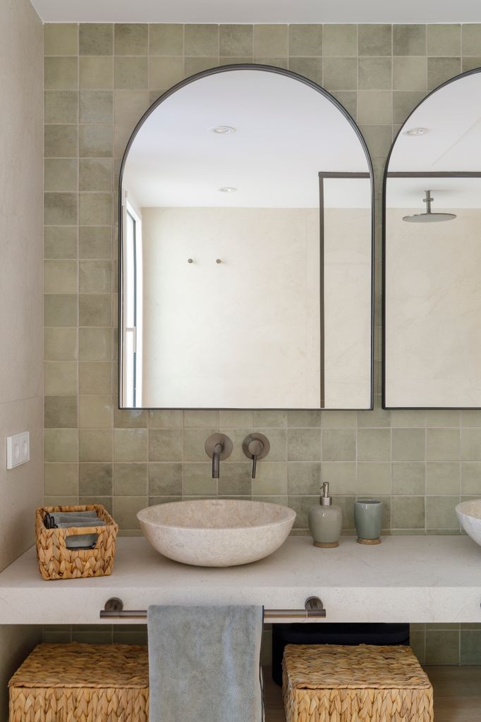 Cuarto de baño con pared de azulejos verdes