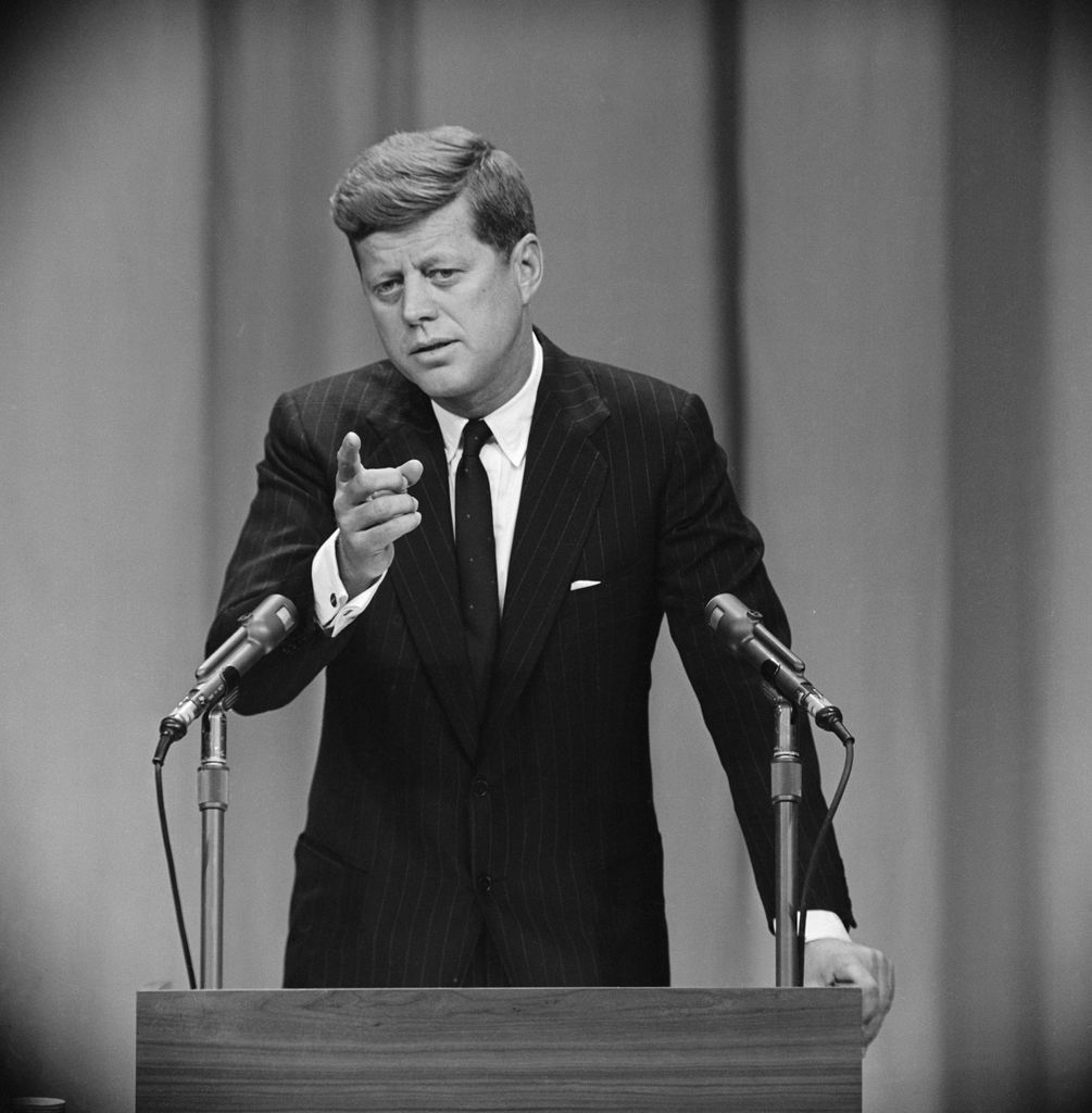 John F. Kennedy durante una de sus primeras ruedas de prensa como presidente, celebrada en Washington y retransmitida en directo por televisión en plena tensión de la Guerra Fría