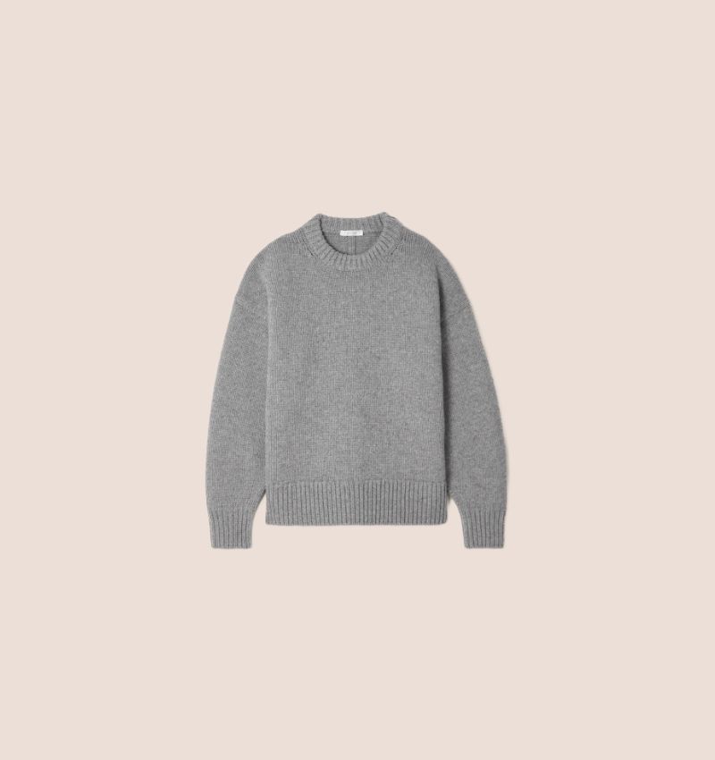 Trucos de estilista para combinar ropa gris con accesorios de colores