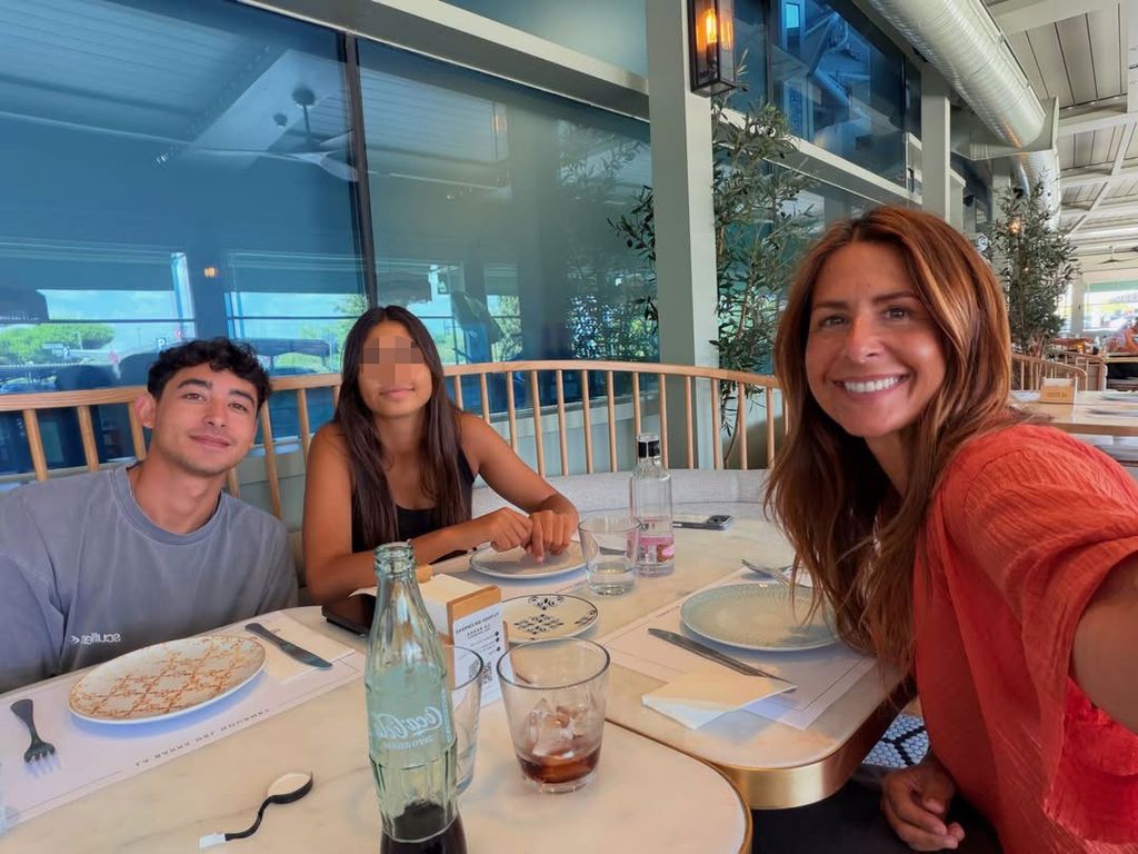 Nuria Roca, con sus hijos