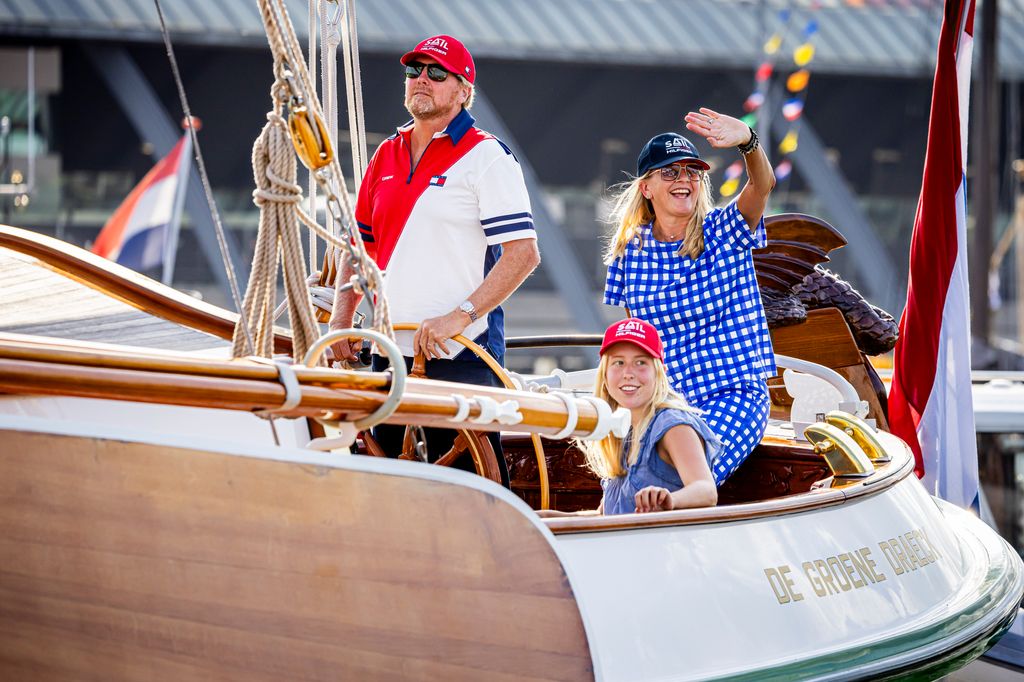 La condesa Luana, sobrina del rey Guillermo de Holanda, navegan en el barco Groene Draeck durante un evento de la agenda real