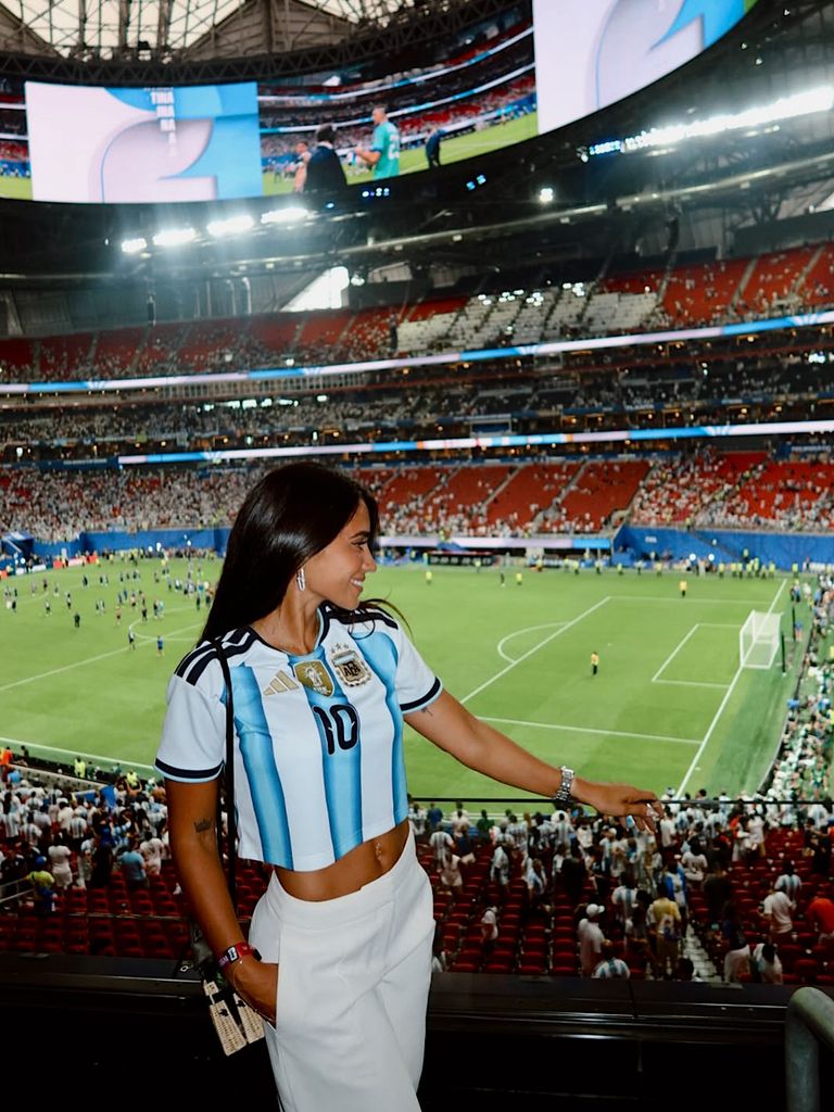 Antonela Roccuzzo llevó el jersey de su selección en señal de apoyo como la fan #1 del equipo.